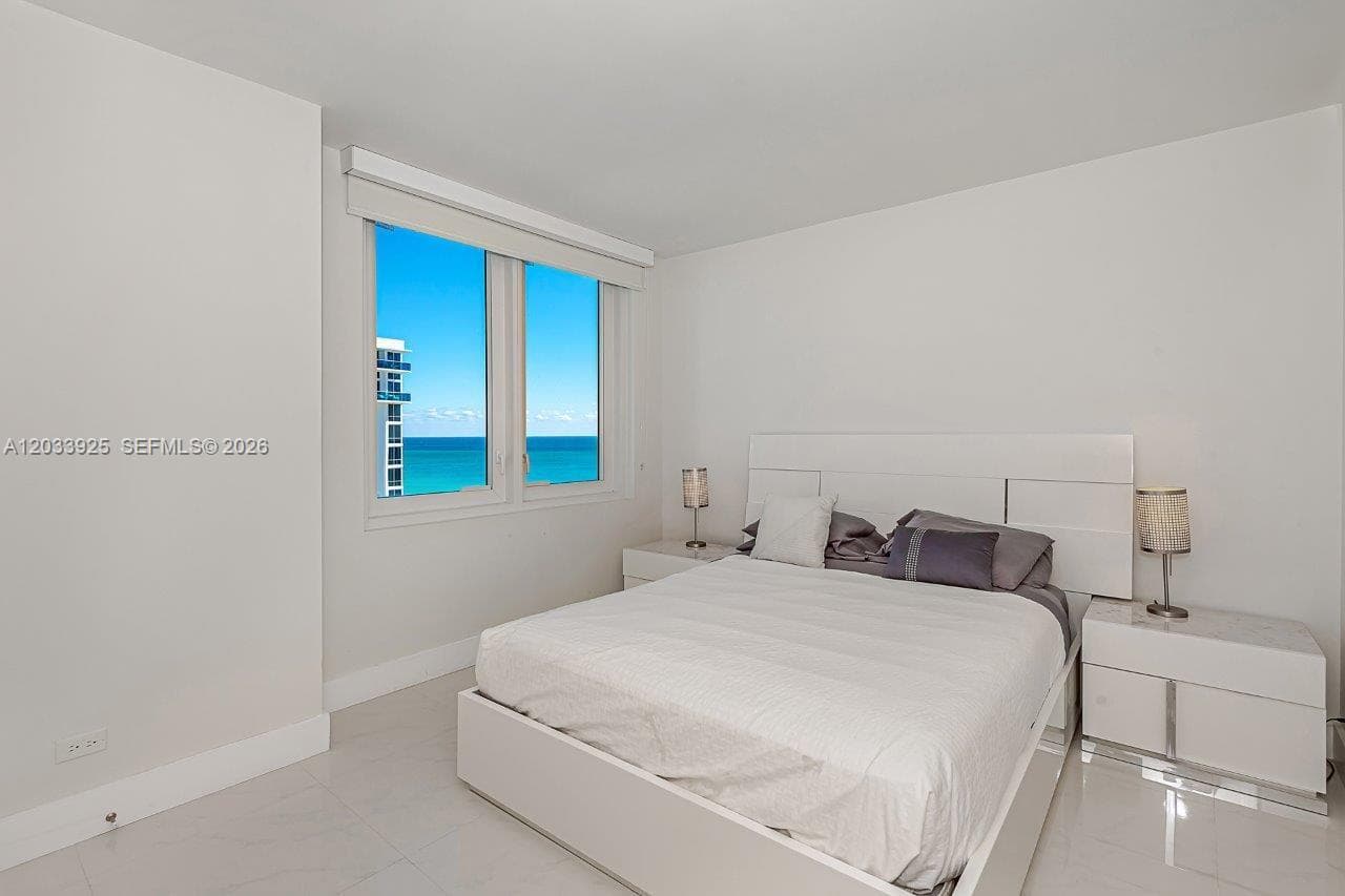 A12033925 — Miami Beach — 14