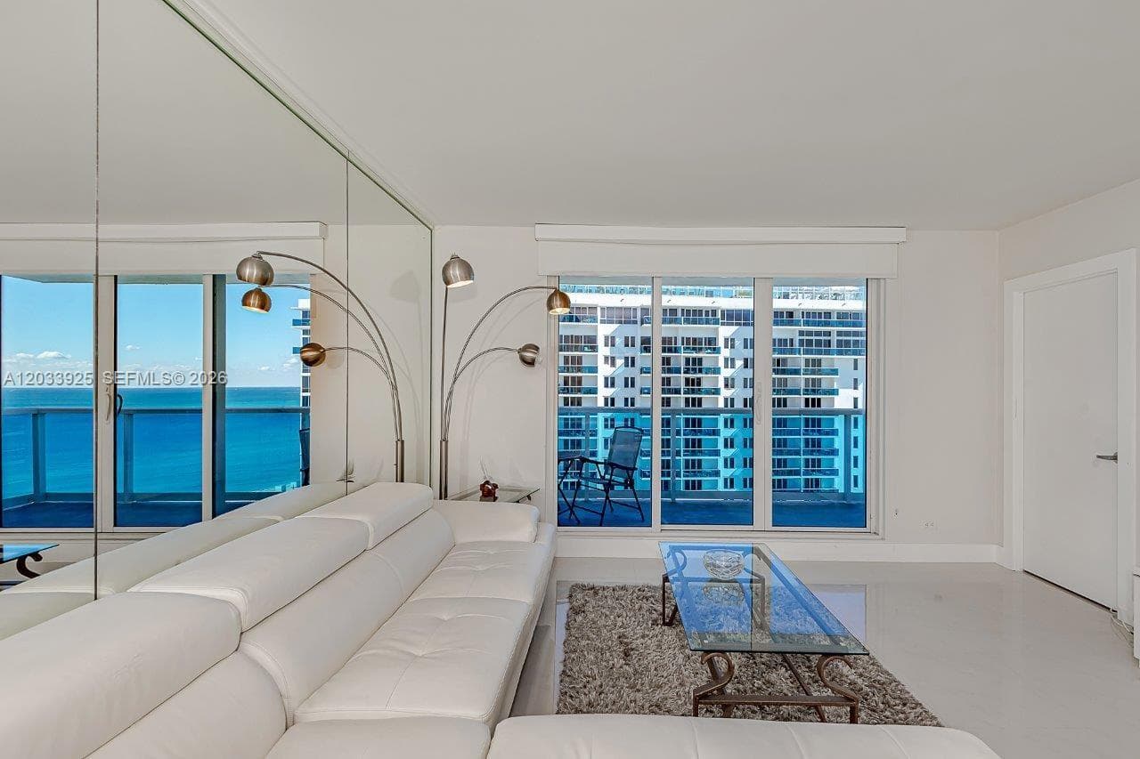 A12033925 — Miami Beach — 25