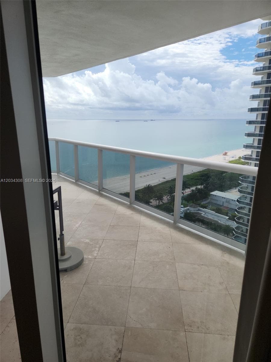 A12034308 — Miami Beach — 6