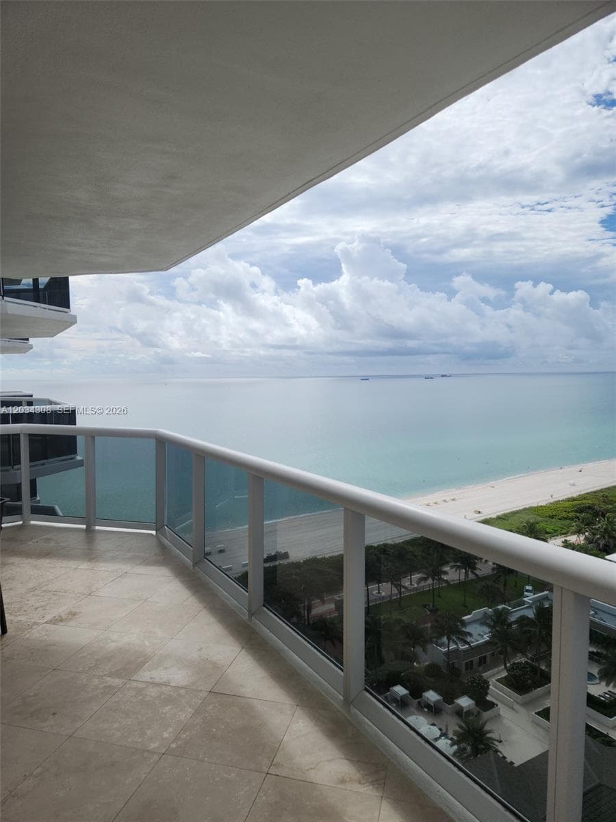 A12034308 — Miami Beach — 7