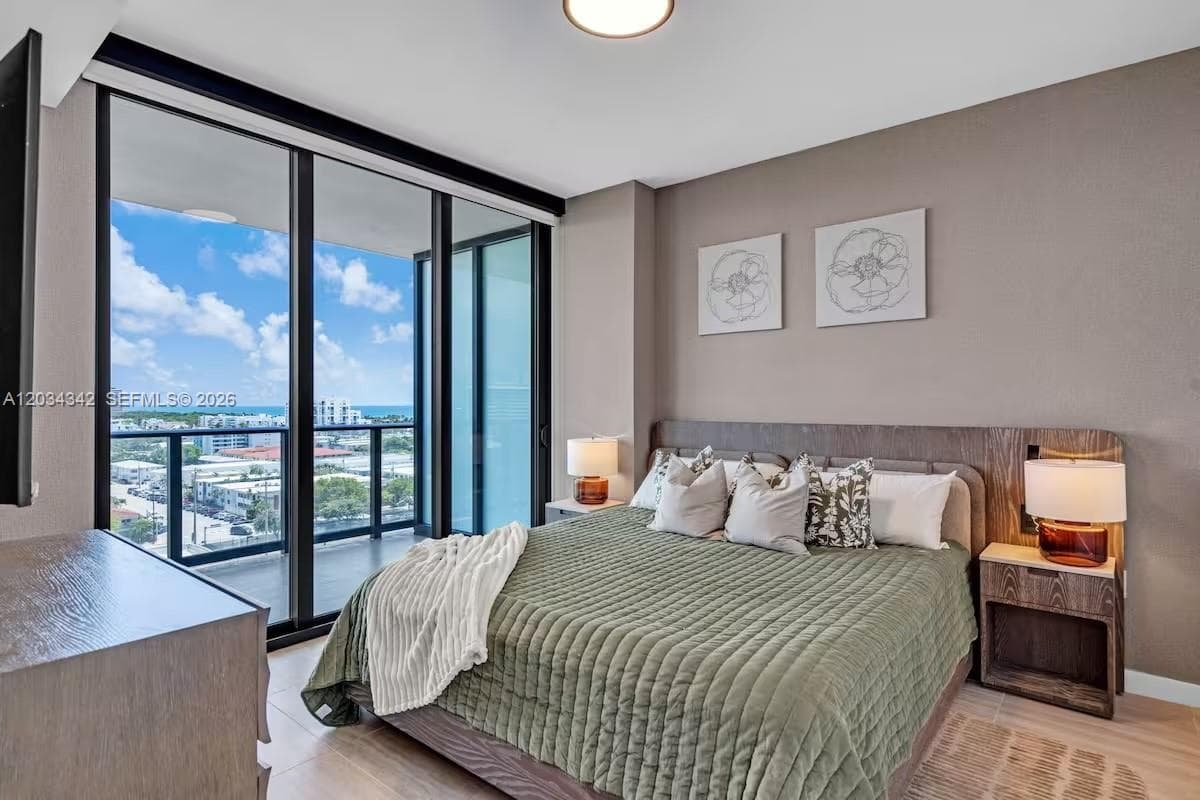 A12034342 — Miami Beach — 9