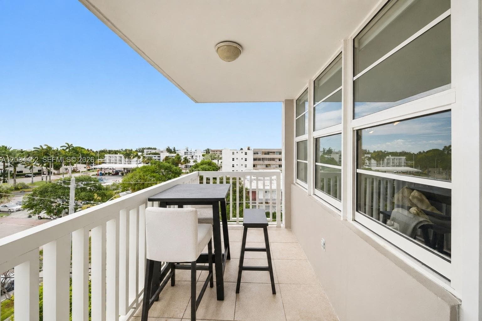 A12034452 — Miami Beach — 33