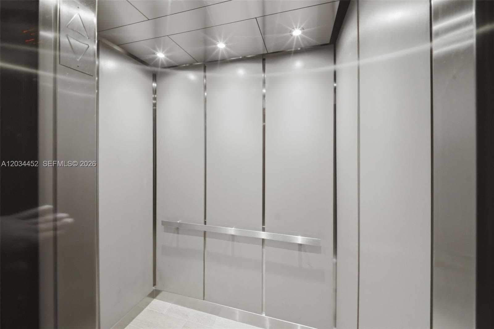 A12034452 — Miami Beach — 8