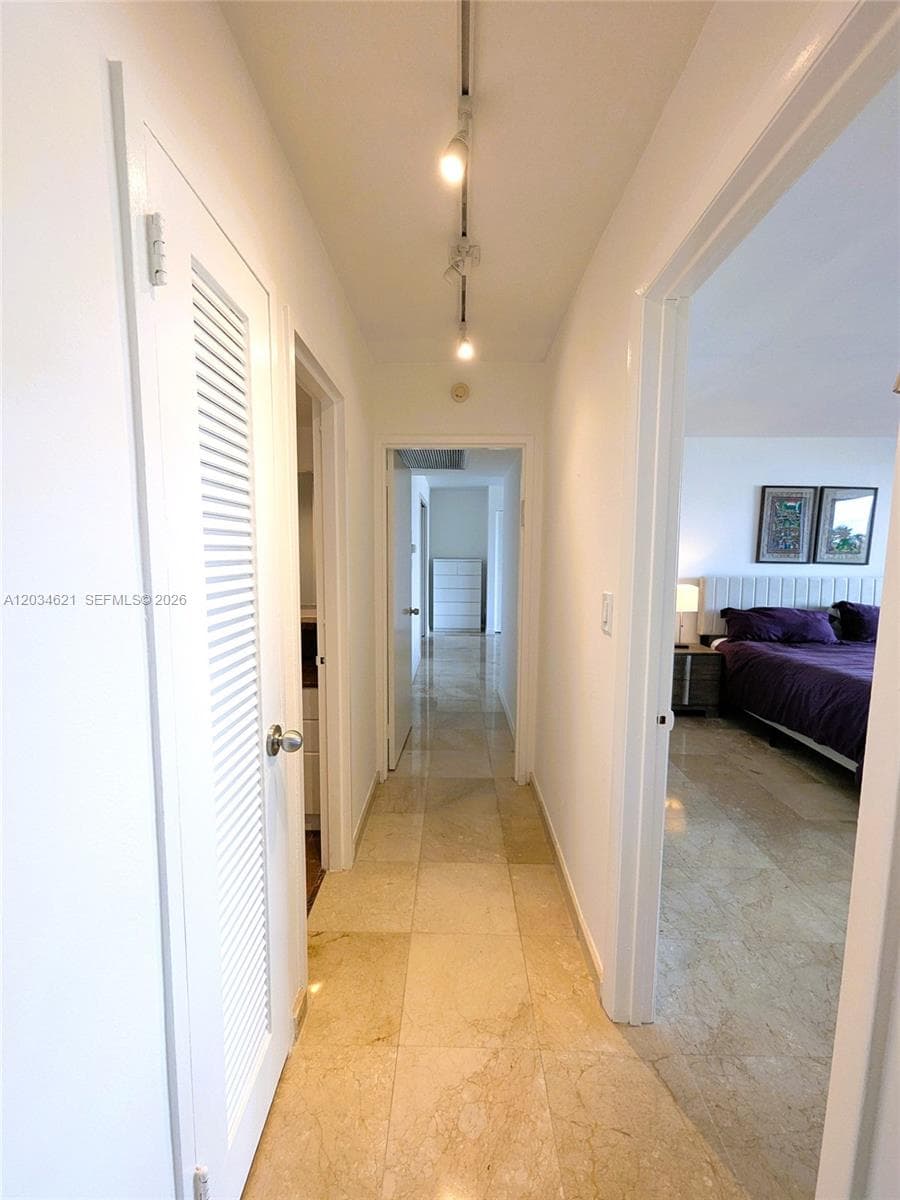 A12034621 — Miami Beach — 8