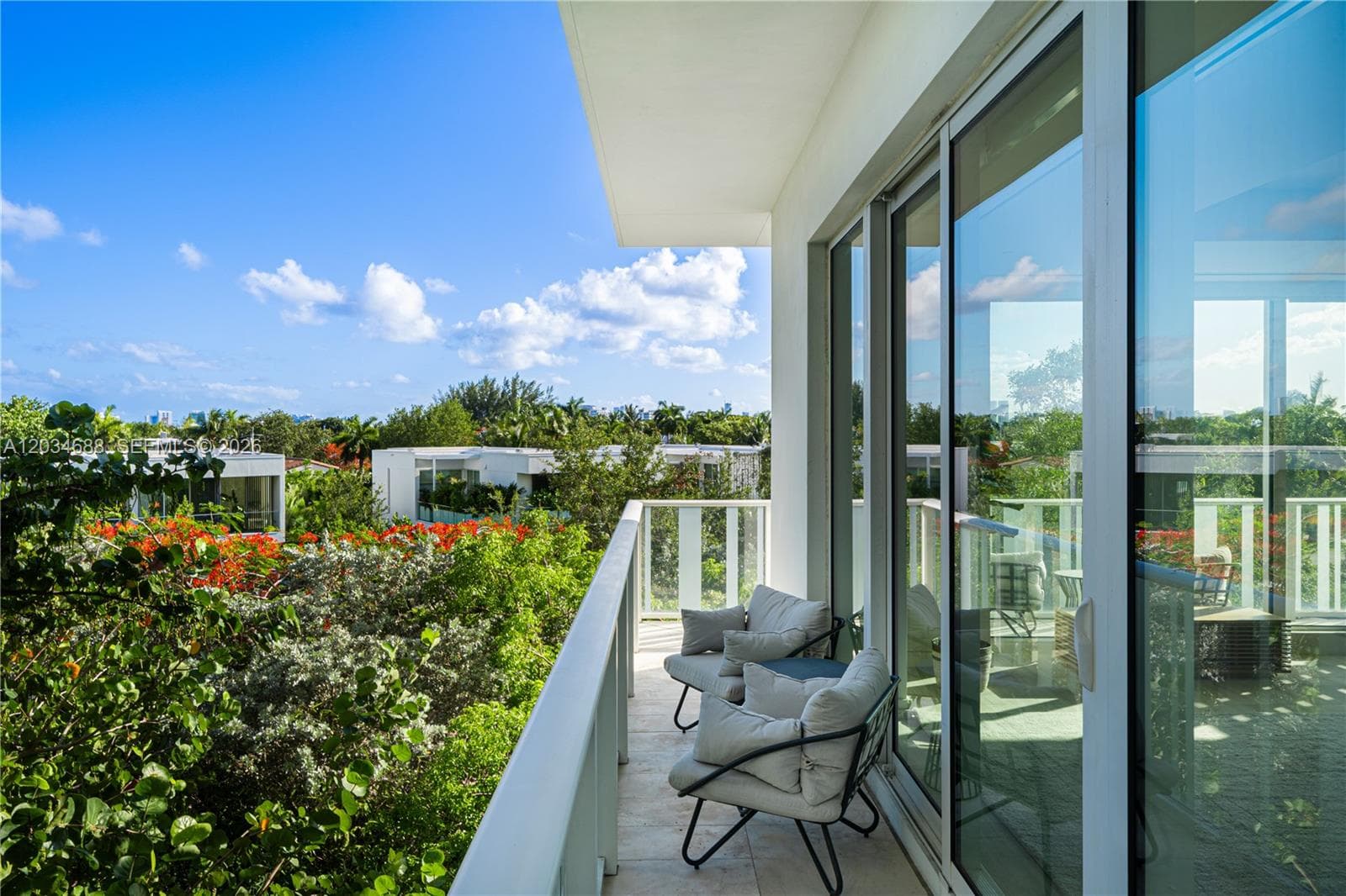 A12034688 — Miami Beach — 18