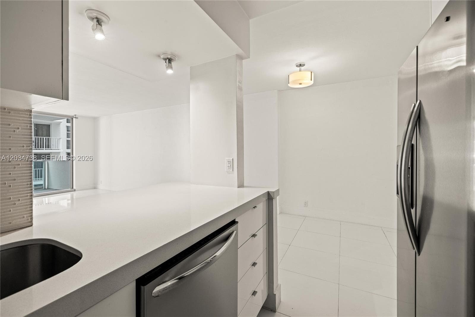 A12034738 — Miami Beach — 15