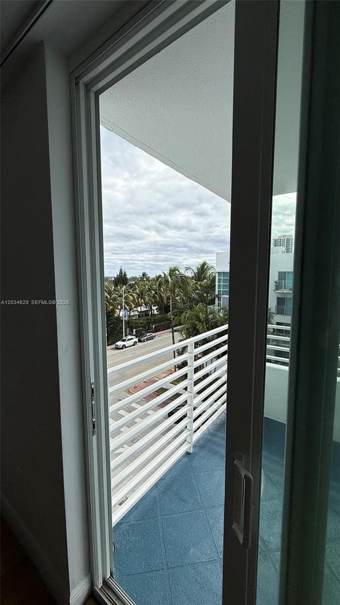 A12034829 — Miami Beach — 23