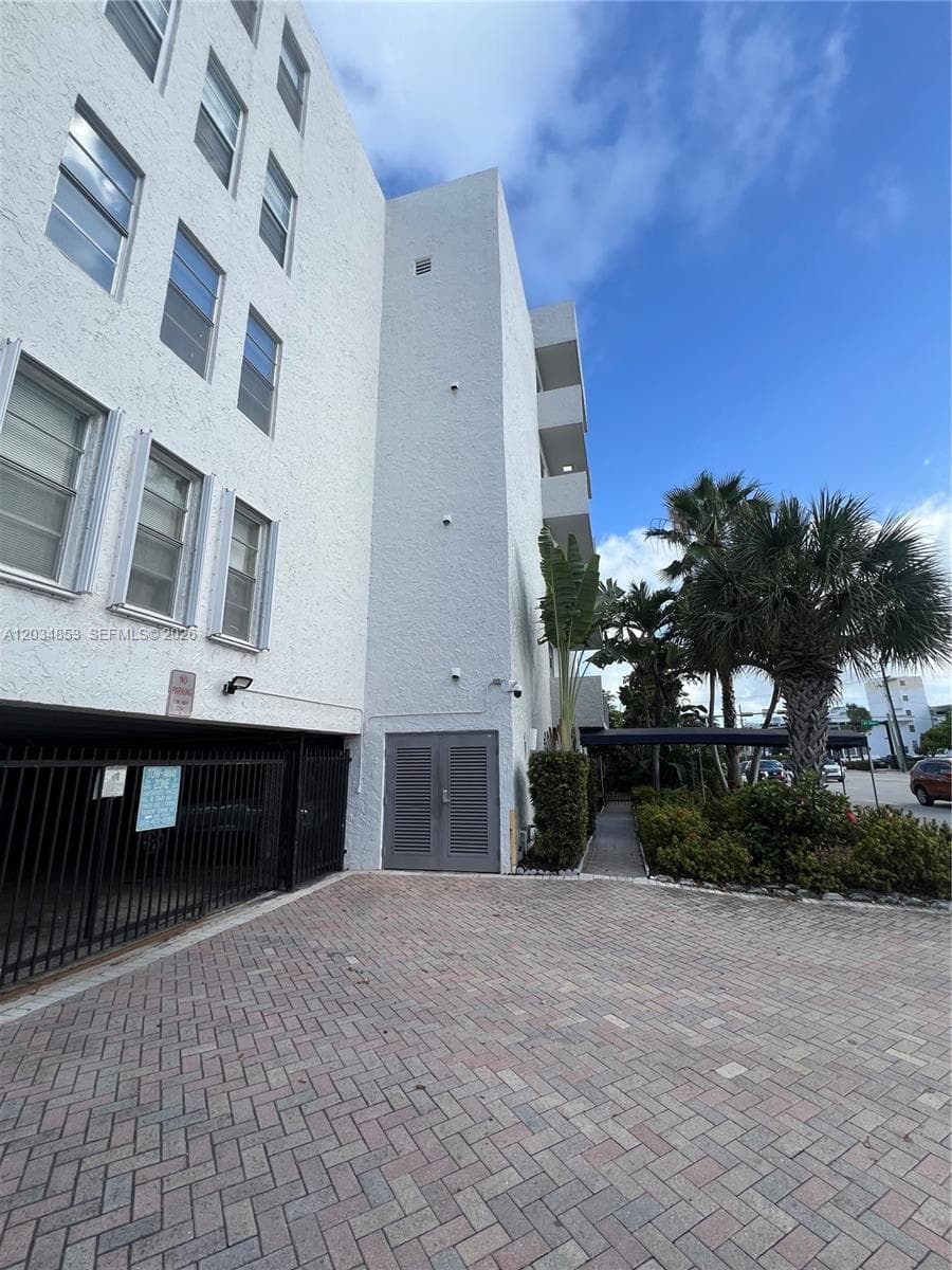 A12034853 — Miami Beach — 2