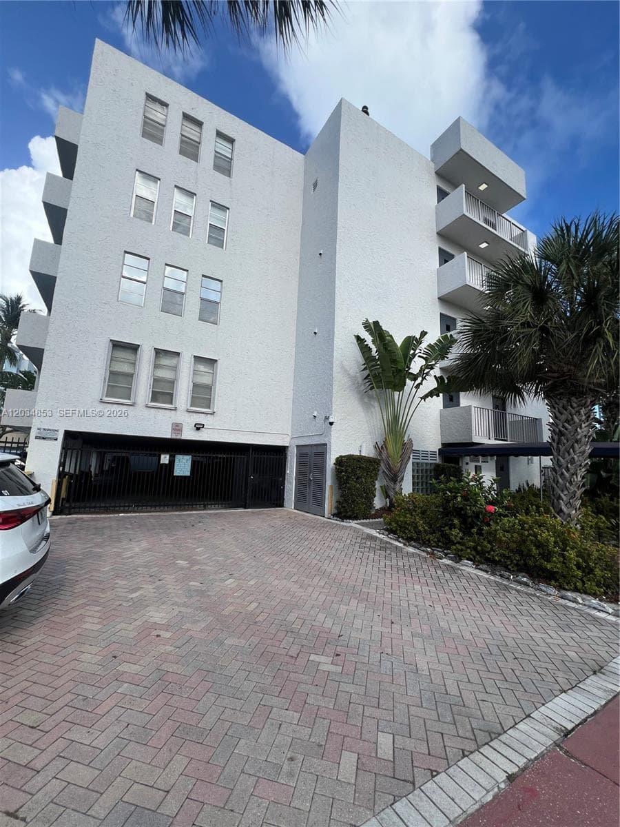A12034853 — Miami Beach