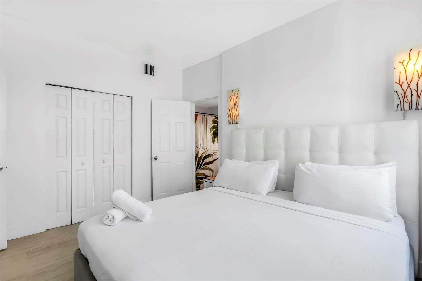 B26039453 — Miami Beach — 18