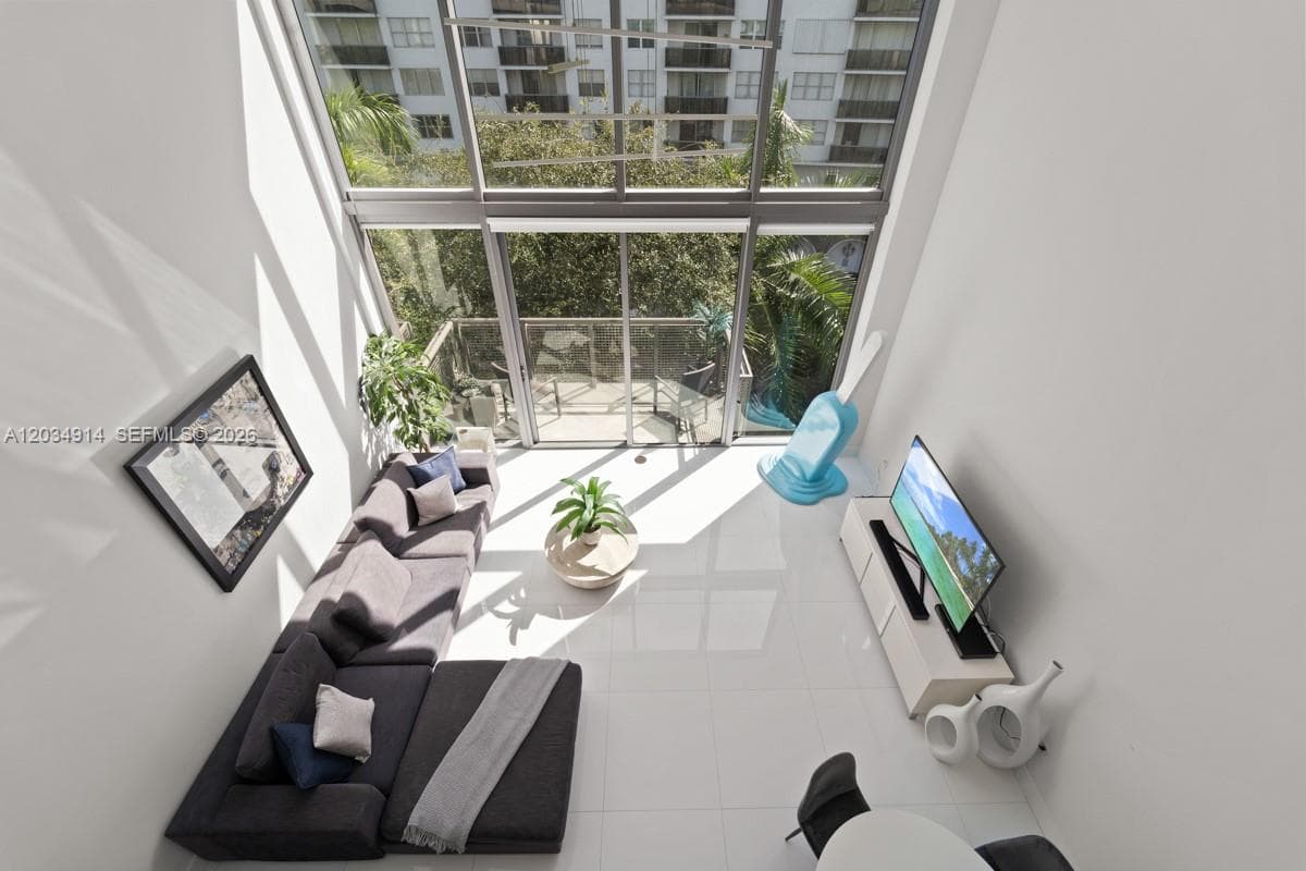 A12034914 — Miami Beach — 6