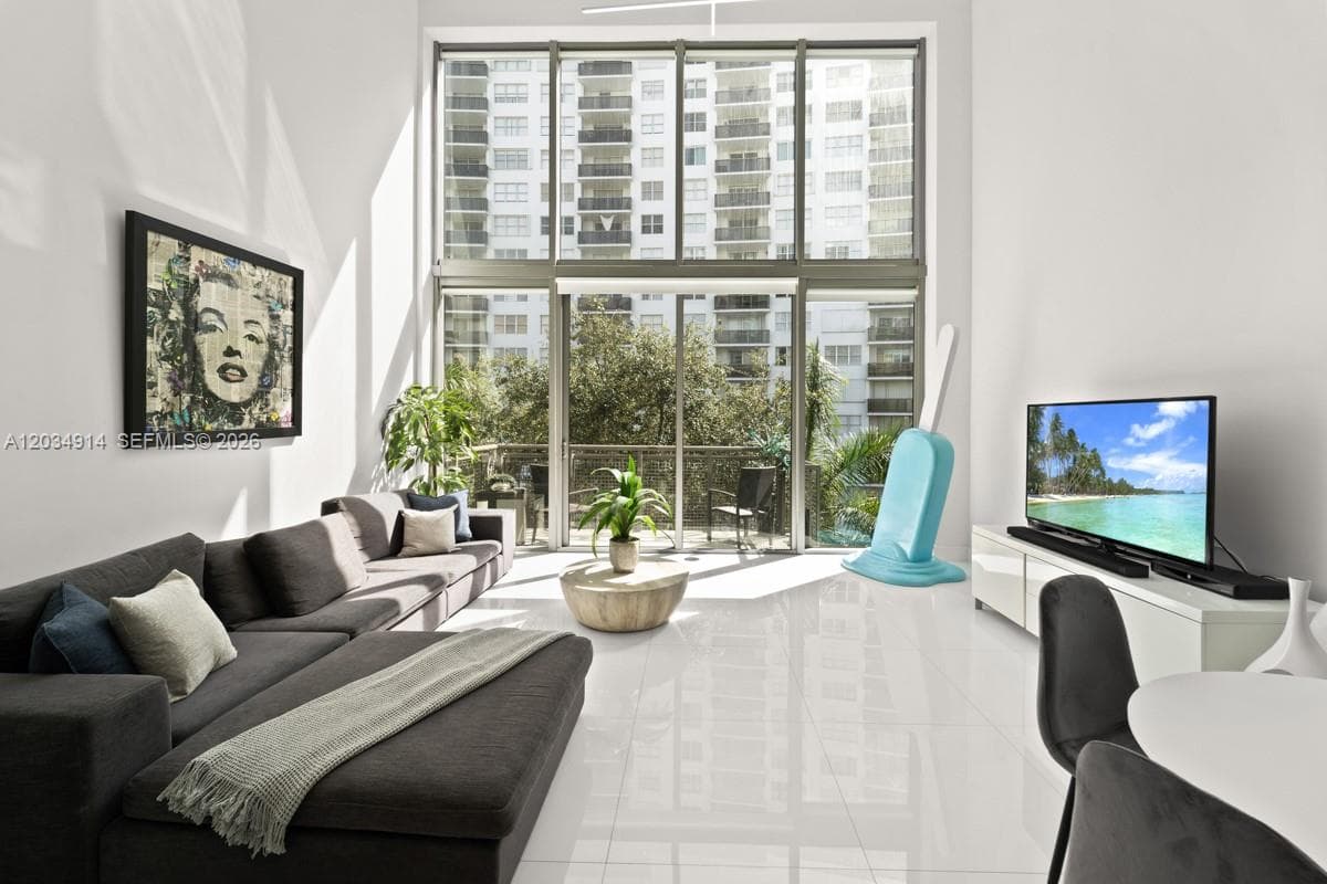 A12034914 — Miami Beach