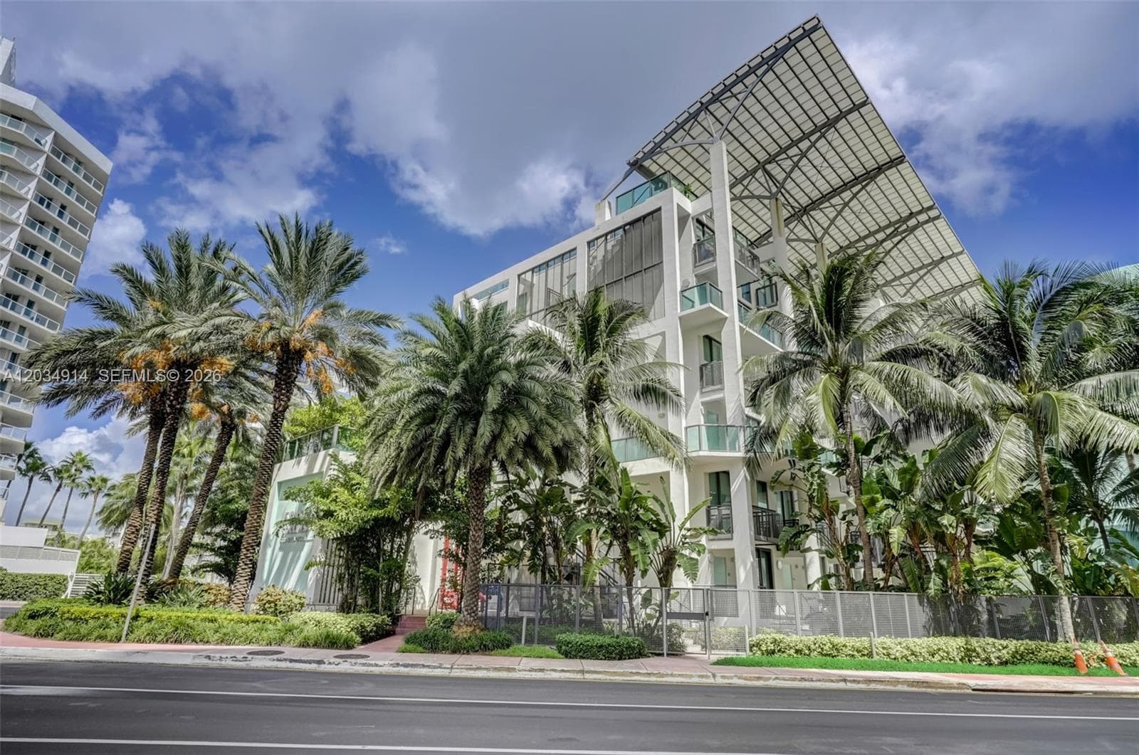 A12034914 — Miami Beach — 34