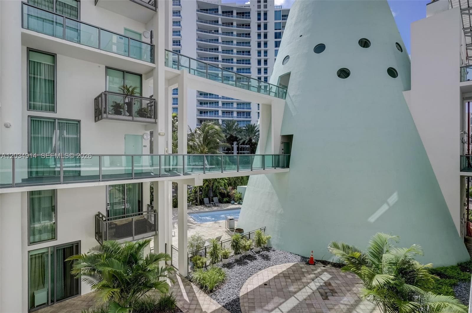 A12034914 — Miami Beach — 29
