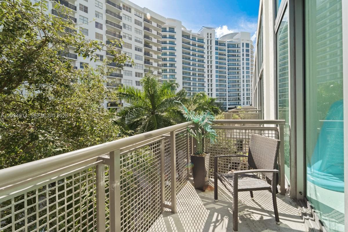 A12034914 — Miami Beach — 4