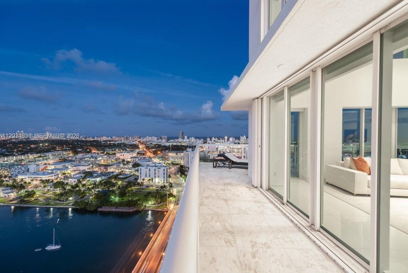 A12034939 — Miami Beach — 43