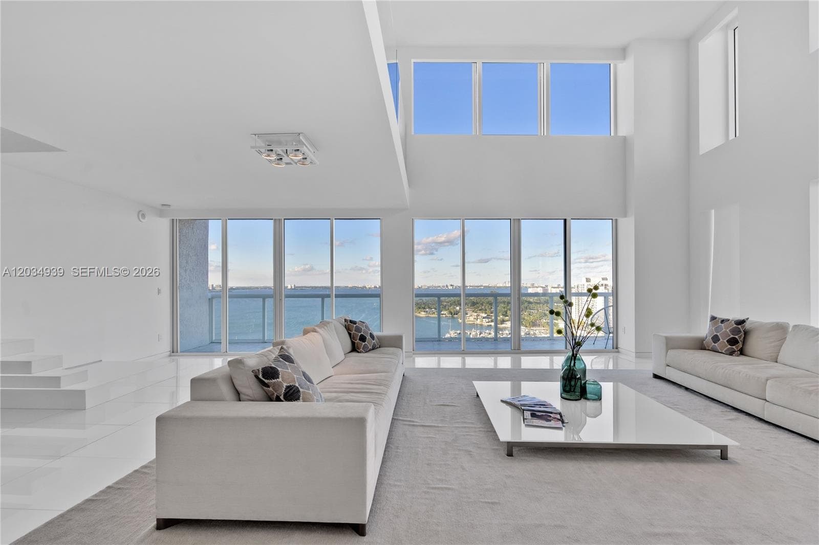 A12034939 — Miami Beach — 15
