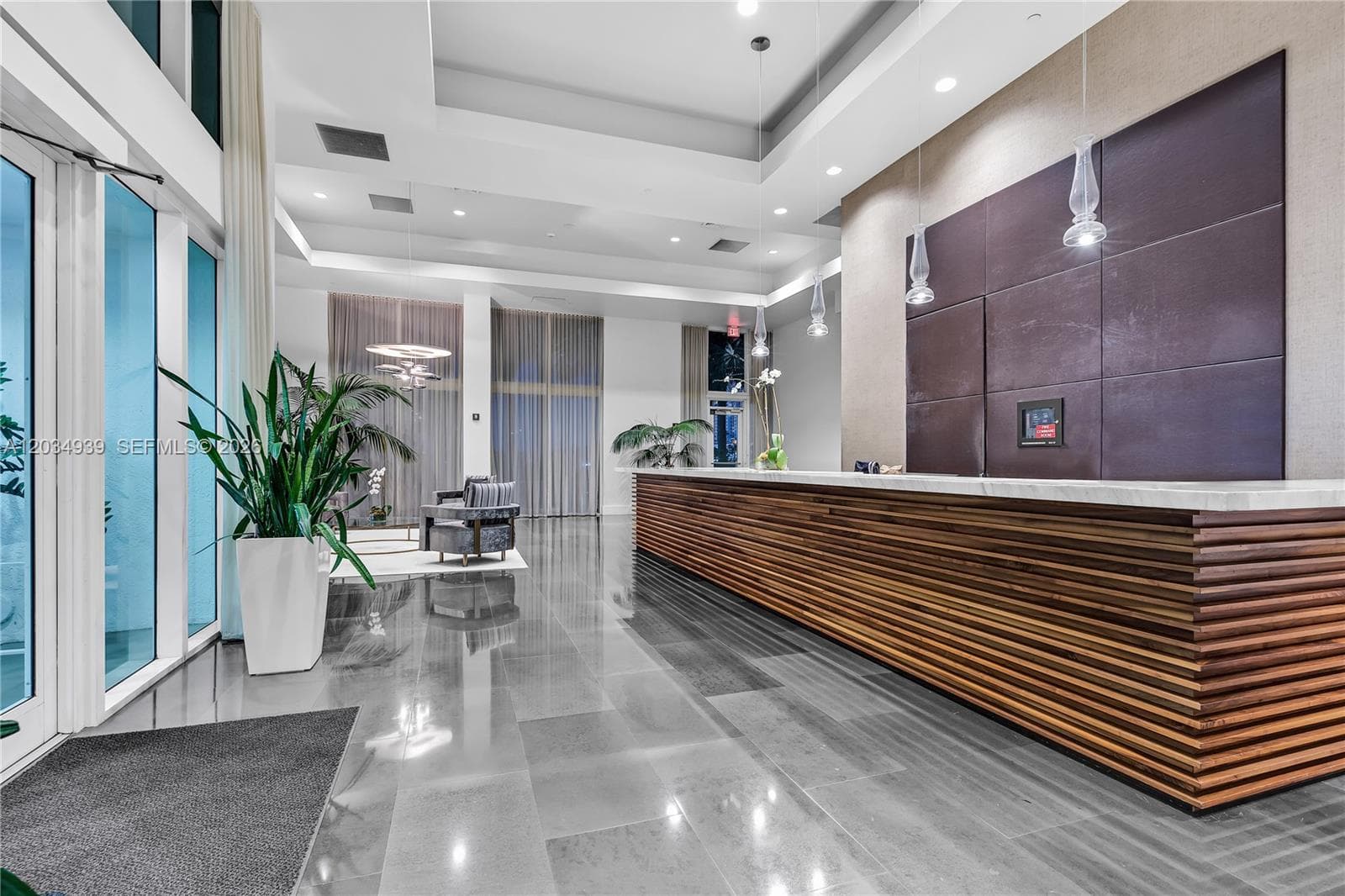 A12034939 — Miami Beach — 40