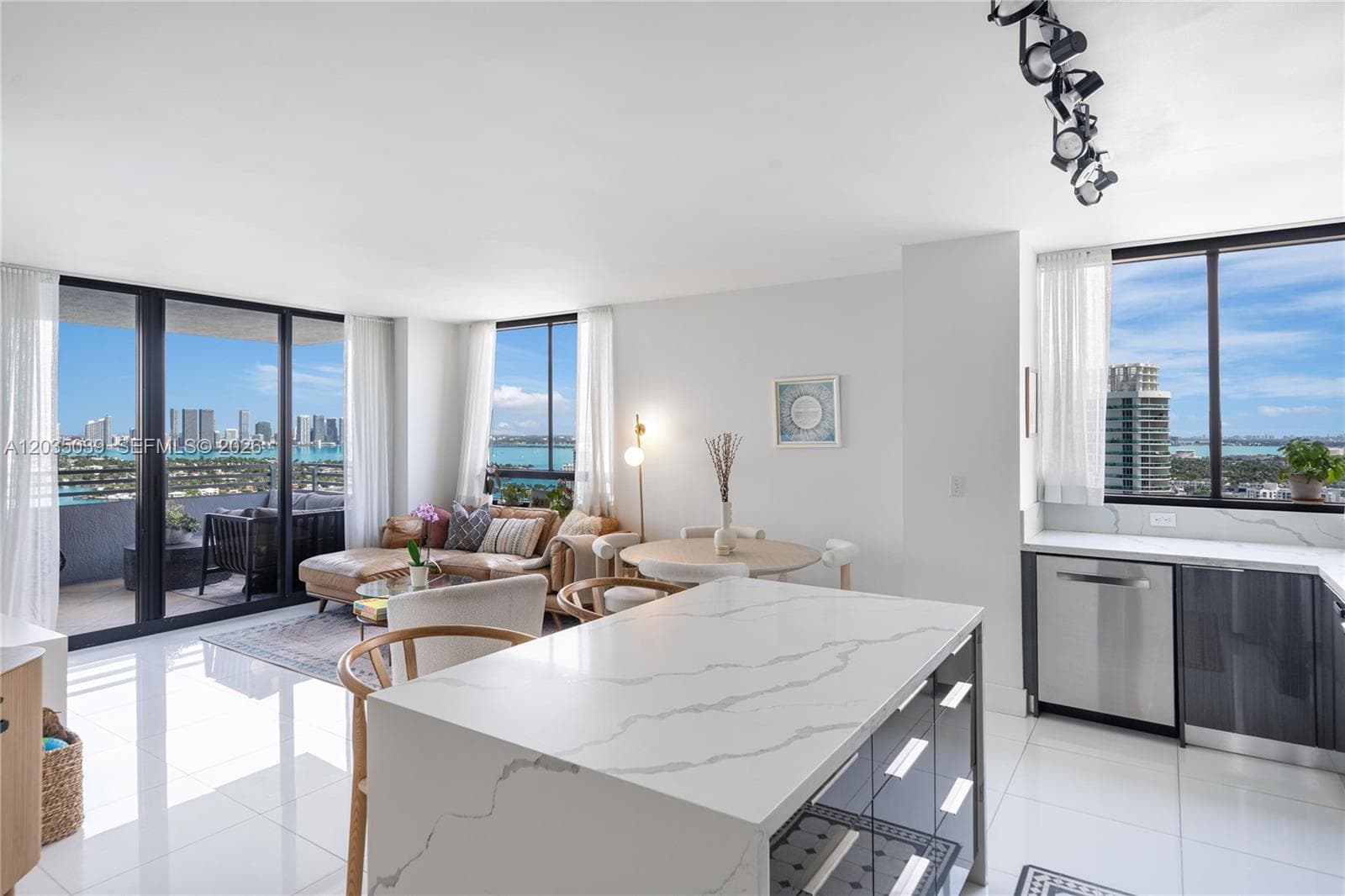 A12035039 — Miami Beach — 11