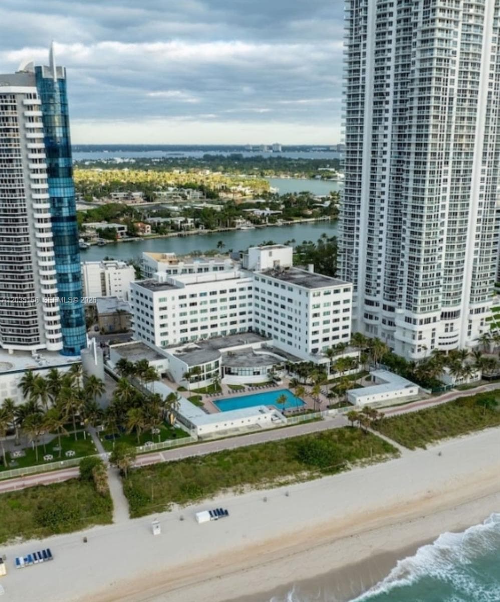 A12035156 — Miami Beach