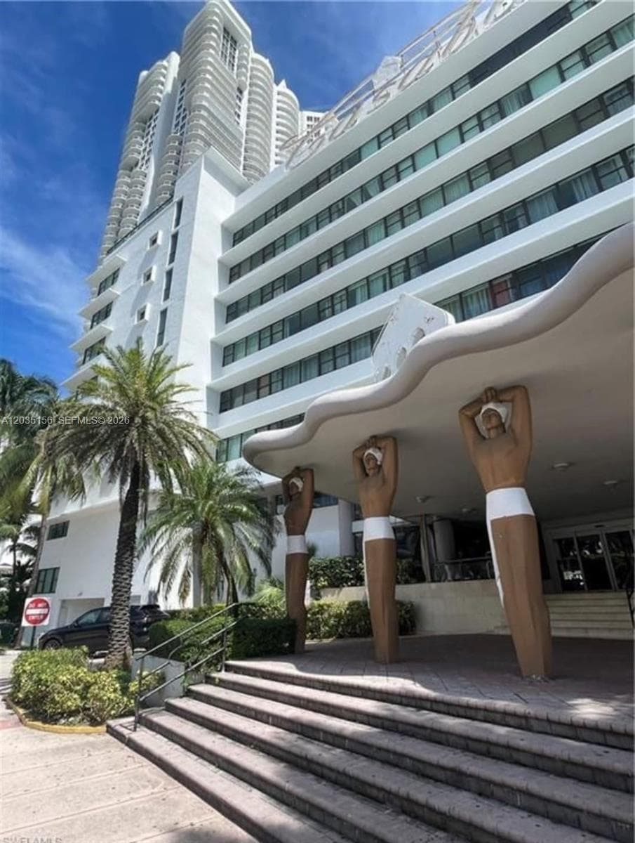 A12035156 — Miami Beach — 33