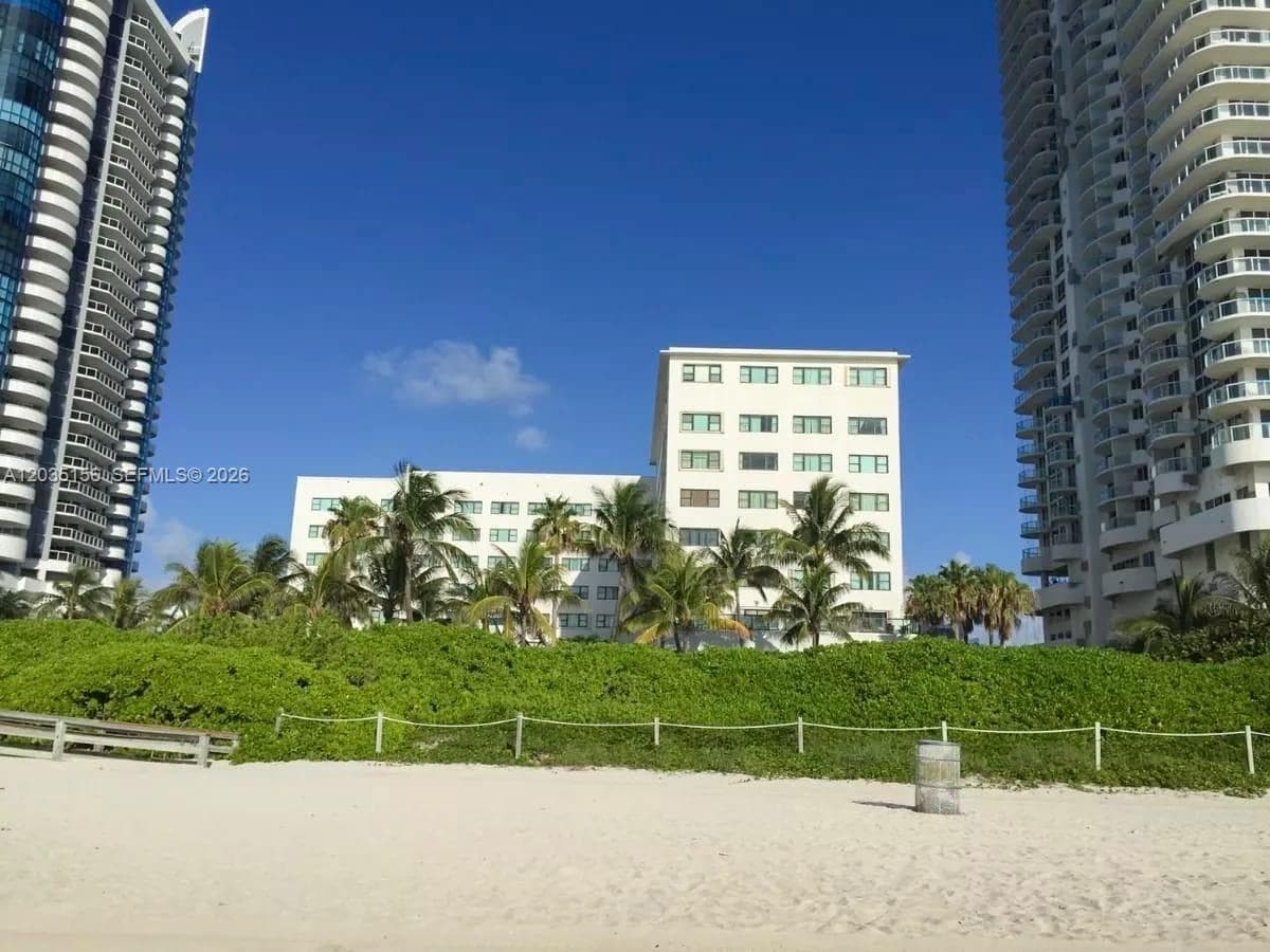 A12035156 — Miami Beach — 18