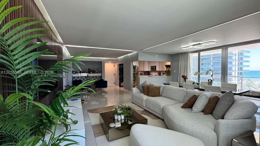 A12035386 — Miami Beach