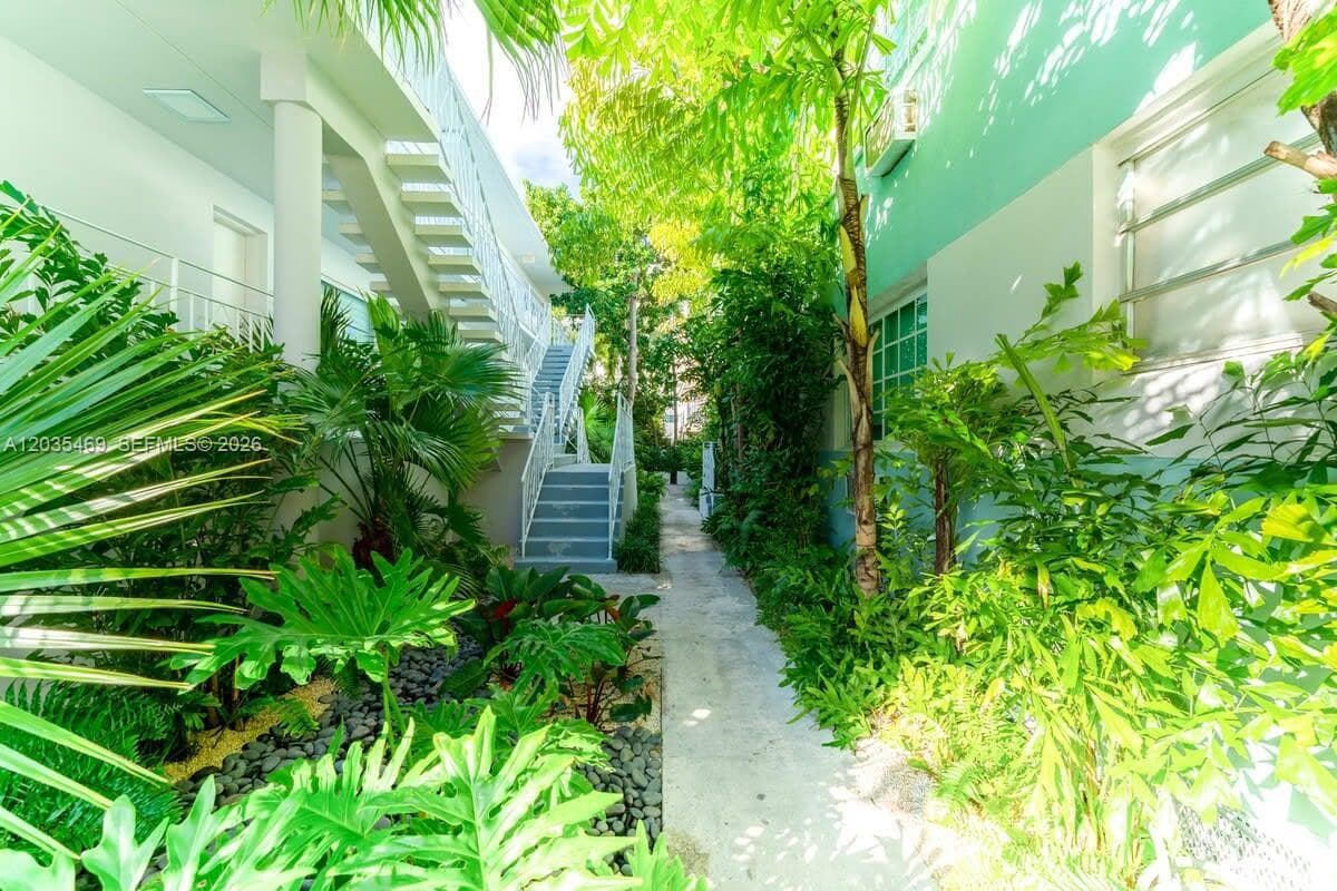 A12035469 — Miami Beach — 16