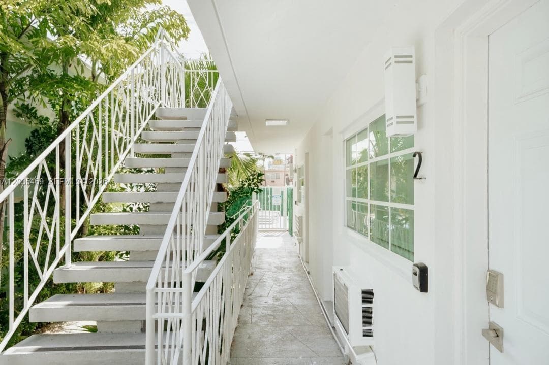 A12035469 — Miami Beach — 15