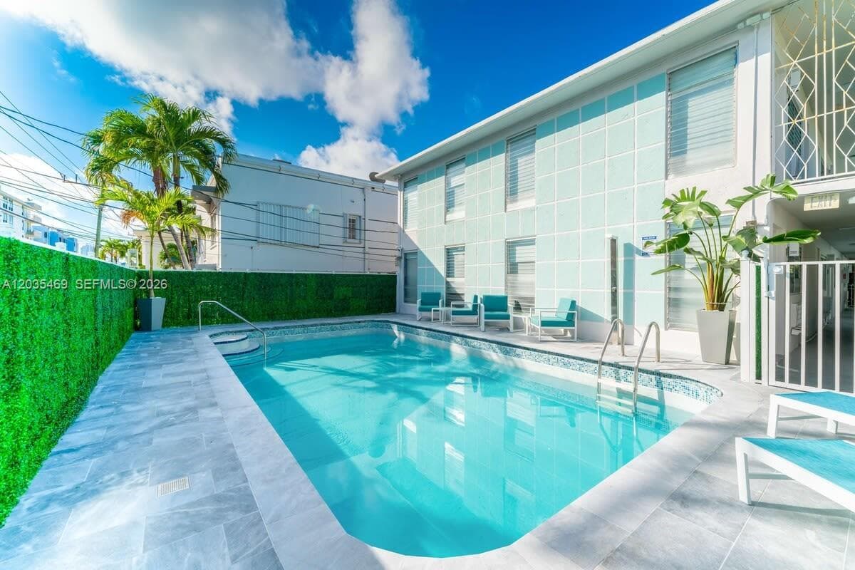 A12035469 — Miami Beach — 11