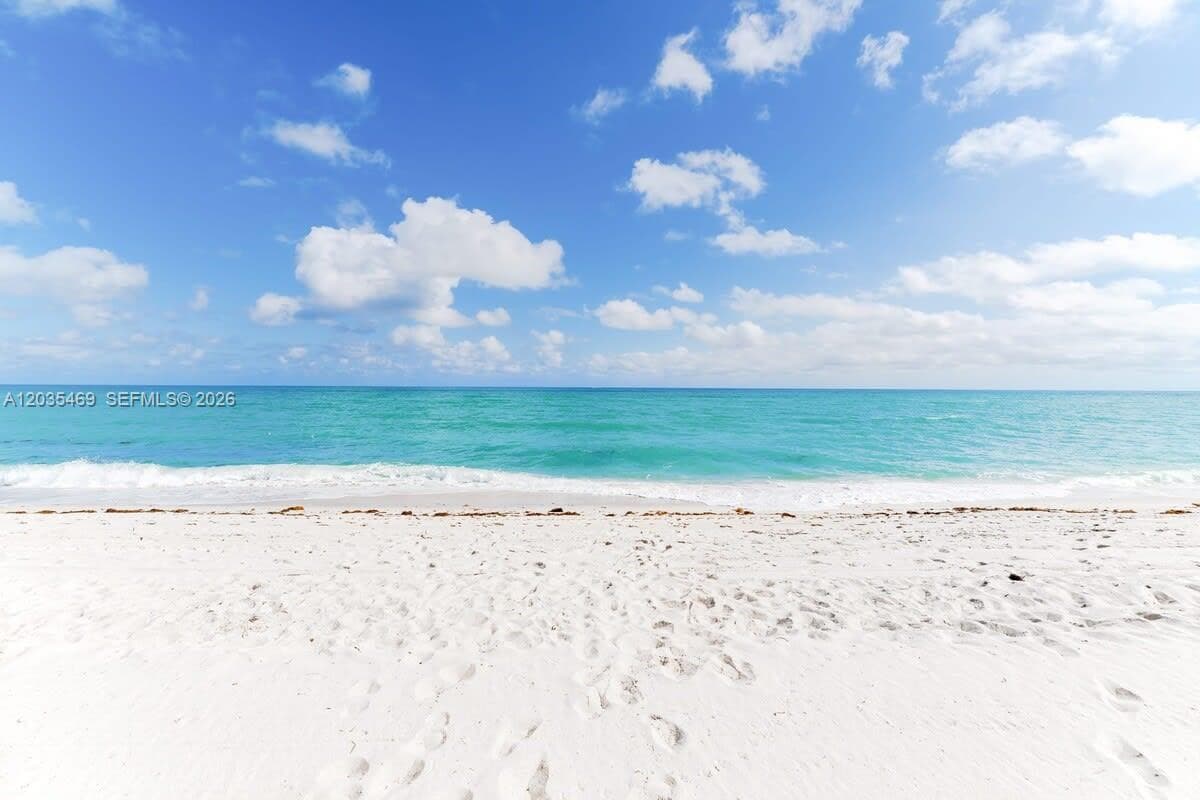 A12035469 — Miami Beach — 21