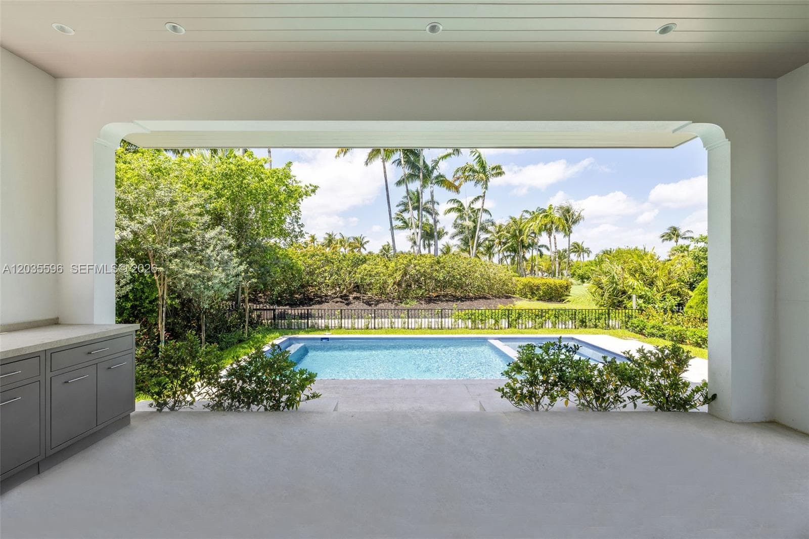 A12035596 — Miami Beach — 105