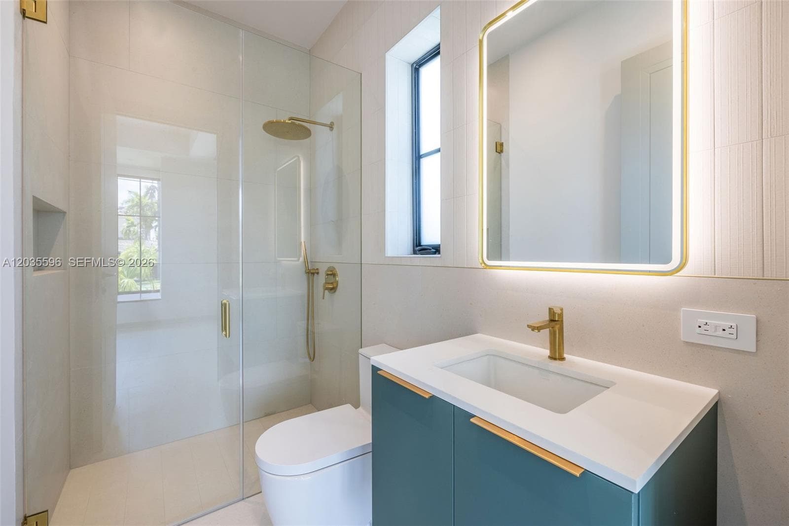 A12035596 — Miami Beach — 109