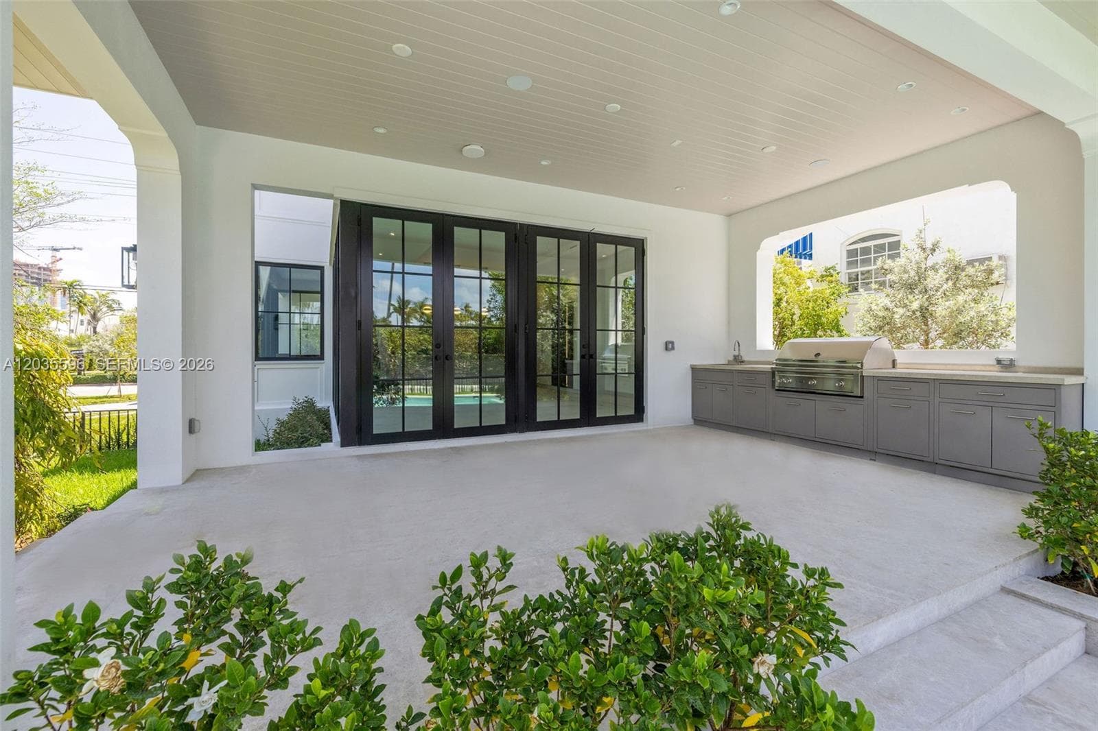 A12035596 — Miami Beach — 103