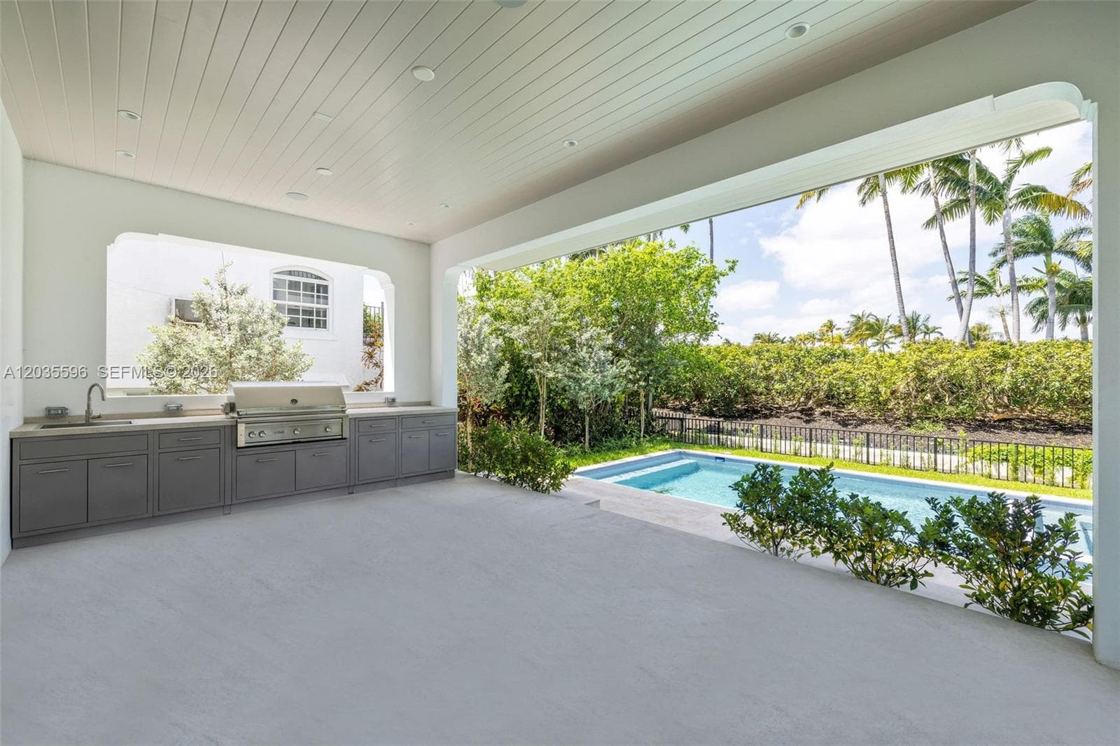 A12035596 — Miami Beach — 106