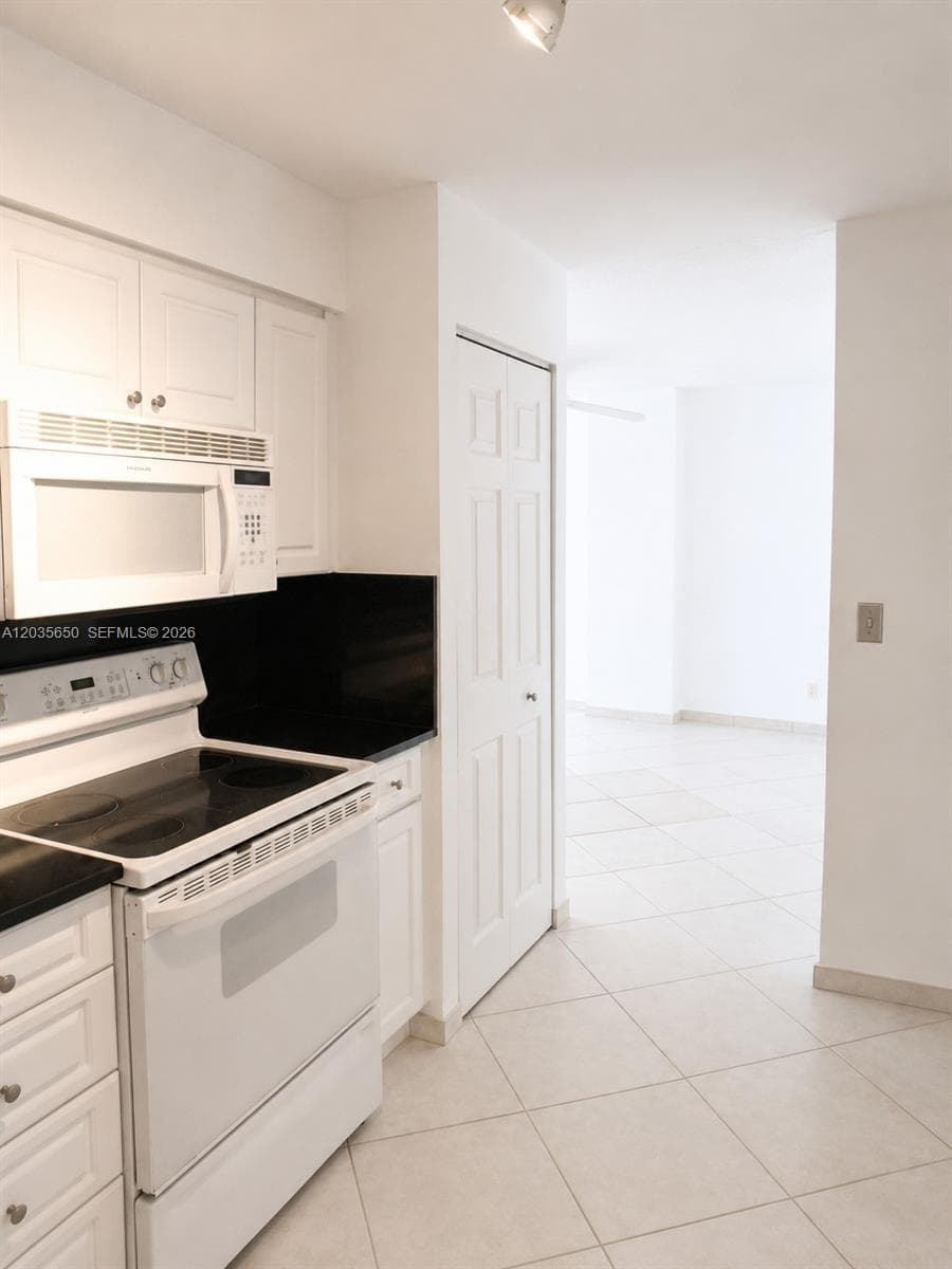 A12035650 — Miami Beach — 9