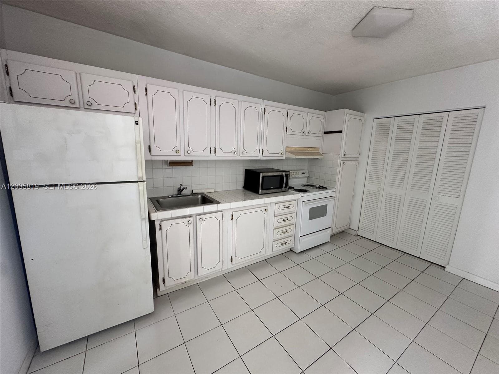 A12035819 — Miami Beach — 2