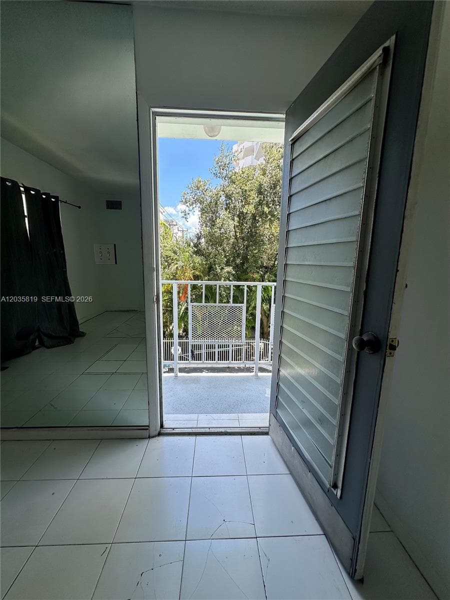 A12035819 — Miami Beach — 5