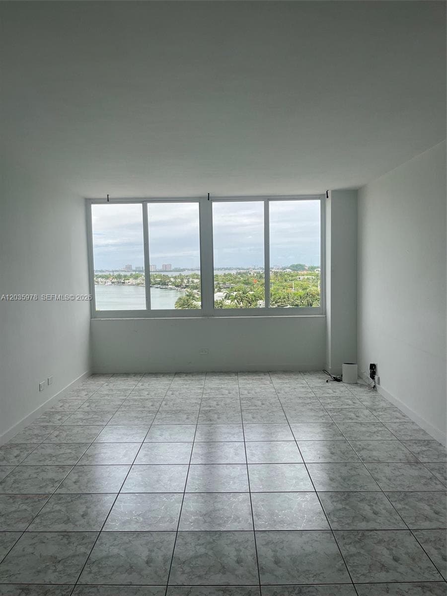 A12035978 — Miami Beach — 13