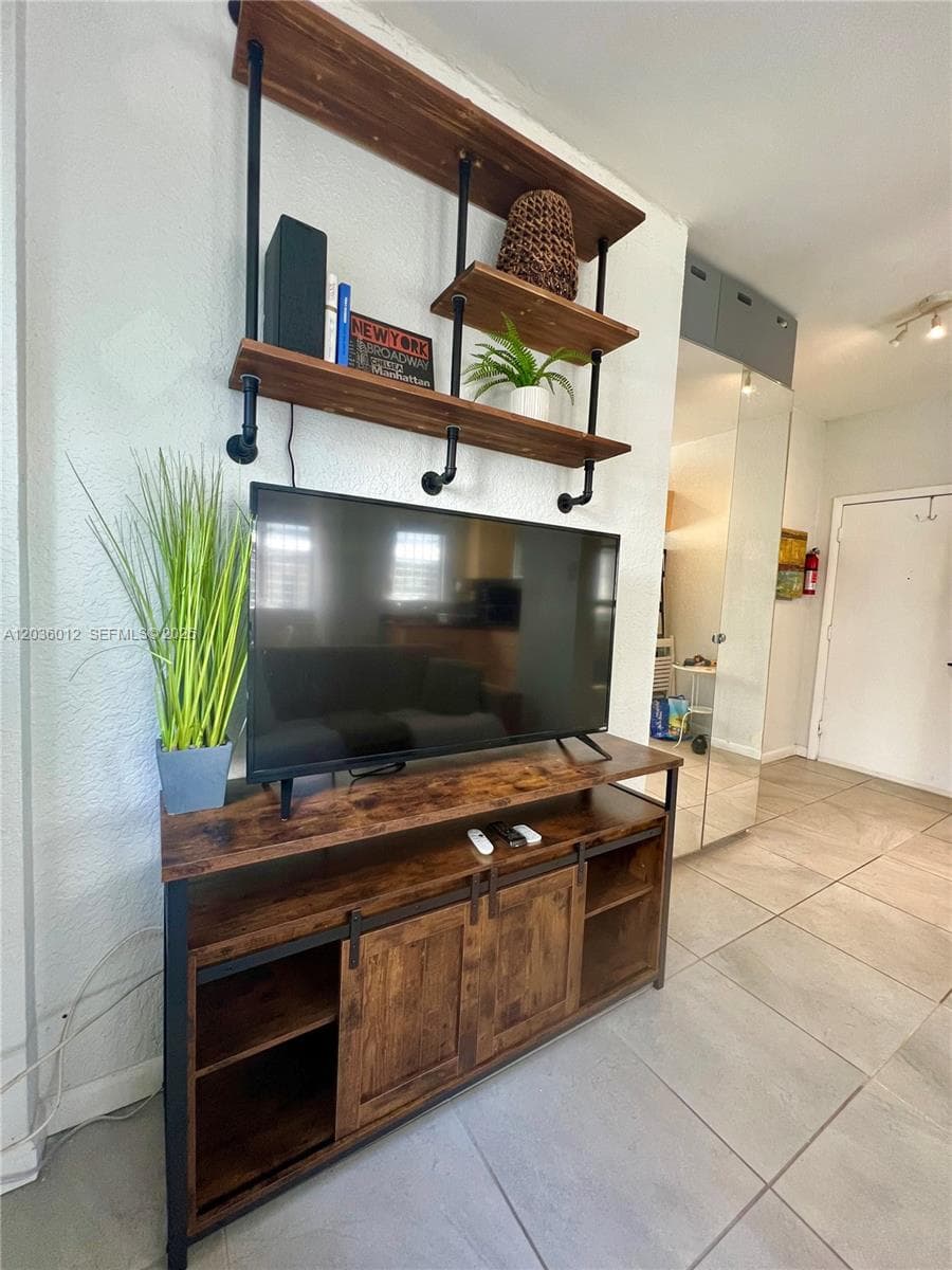 A12036012 — Miami Beach — 6