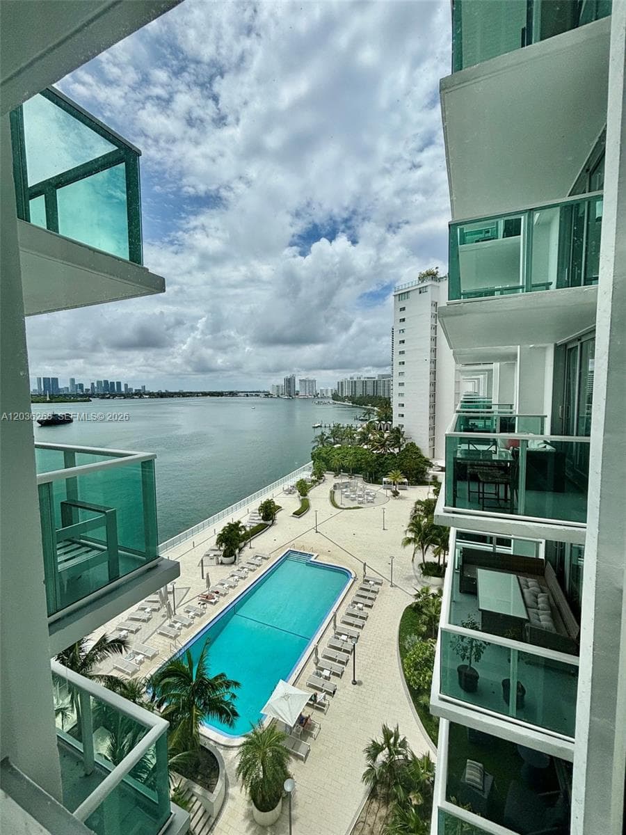 A12036268 — Miami Beach