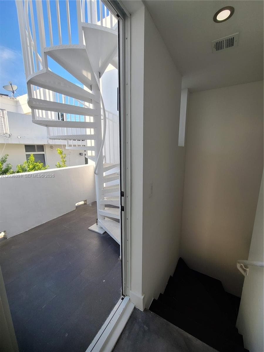 A12036394 — Miami Beach — 30