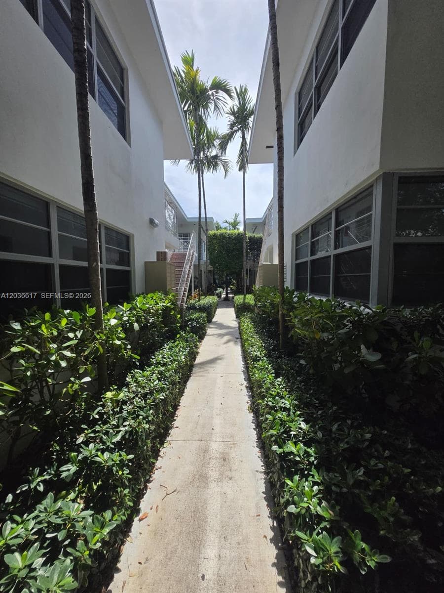 A12036617 — Miami Beach — 23
