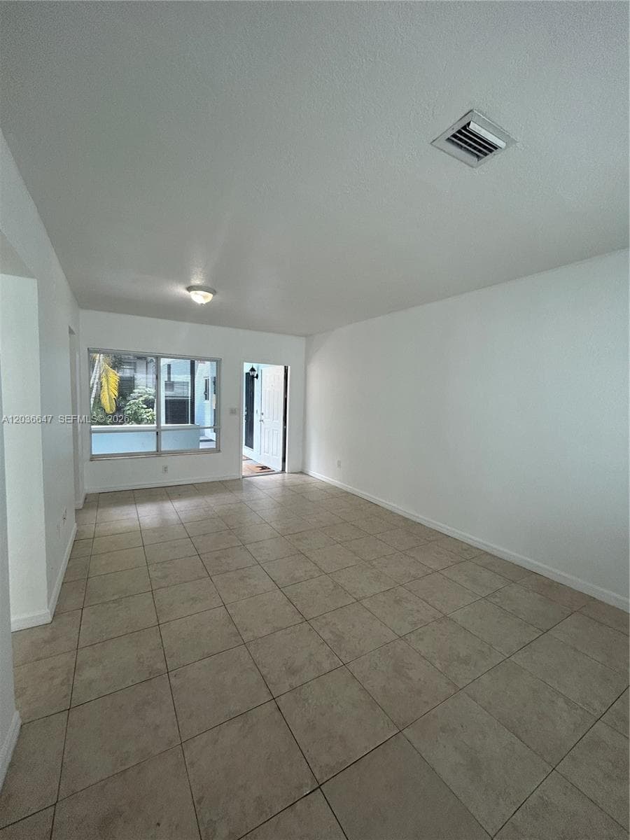 A12036647 — Miami Beach — 7