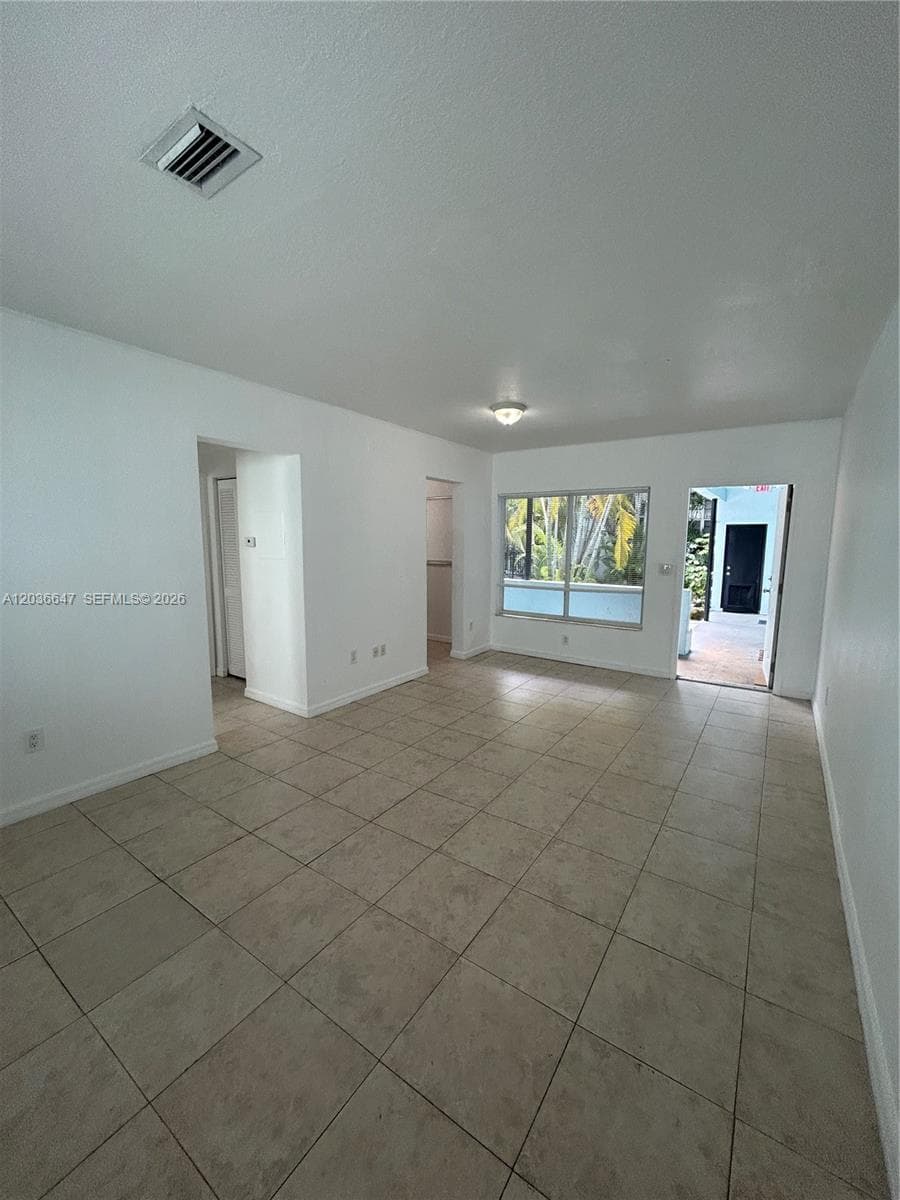 A12036647 — Miami Beach — 8