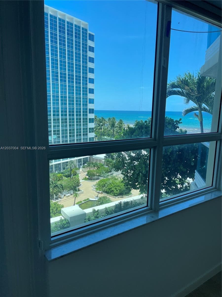 A12037004 — Miami Beach — 24