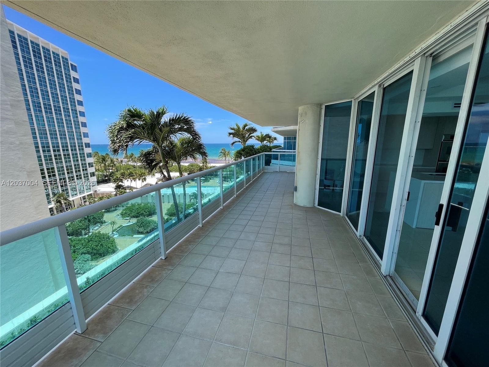 A12037004 — Miami Beach — 30