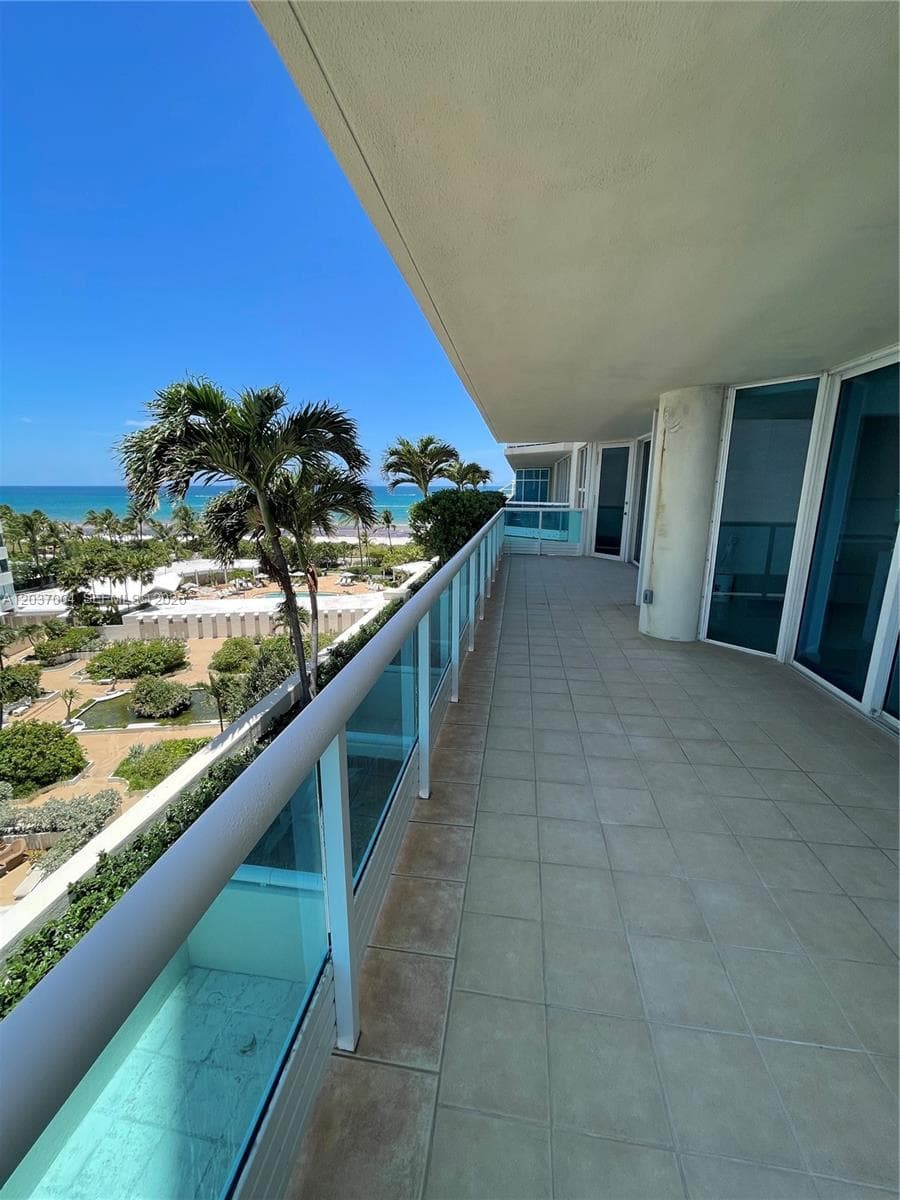 A12037004 — Miami Beach — 34