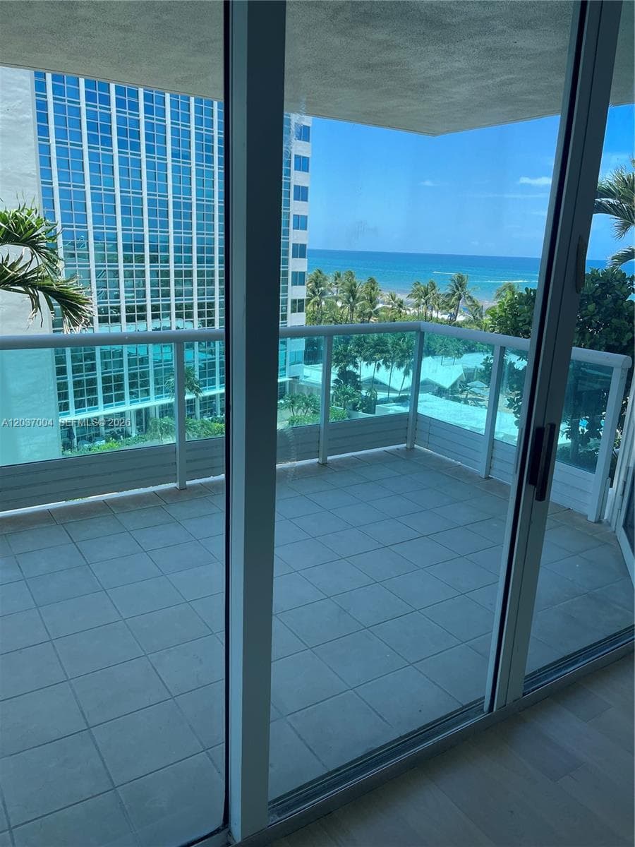 A12037004 — Miami Beach — 19