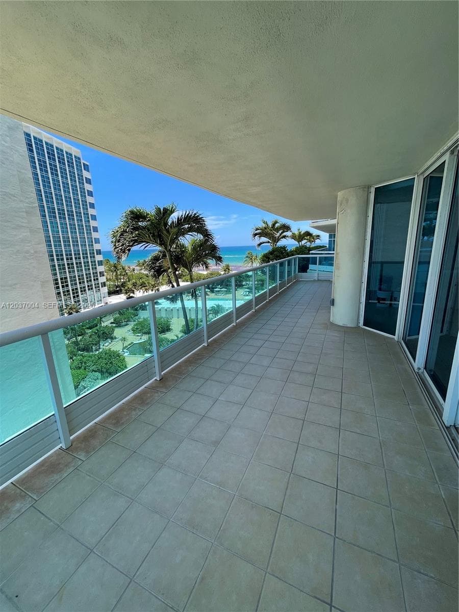 A12037004 — Miami Beach — 31